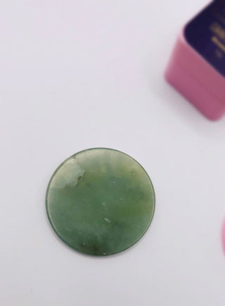 Jade Stones: Jade stones have slow-drying properties, making them efficient for use with adhesive during eyelash extensions. They help maintain a stable temperature, which can be important for adhesive performance.