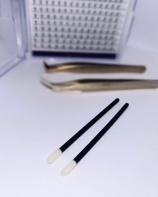 Lint-Free Applicator Wands: These applicator wands come in a pack of 100 and are used for cleaning and removing lashes and lash lift treatments. They are designed to be lint-free to ensure efficient and hygienic cleaning.