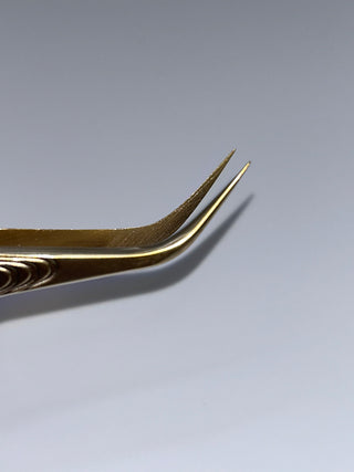 Curved tweezers for russian lashes to create fans and volume 