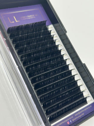 Russian volume lashes represent a sophisticated addition to the world of eyelash styling, providing a diverse range of curls and lengths to customize your desired look. 